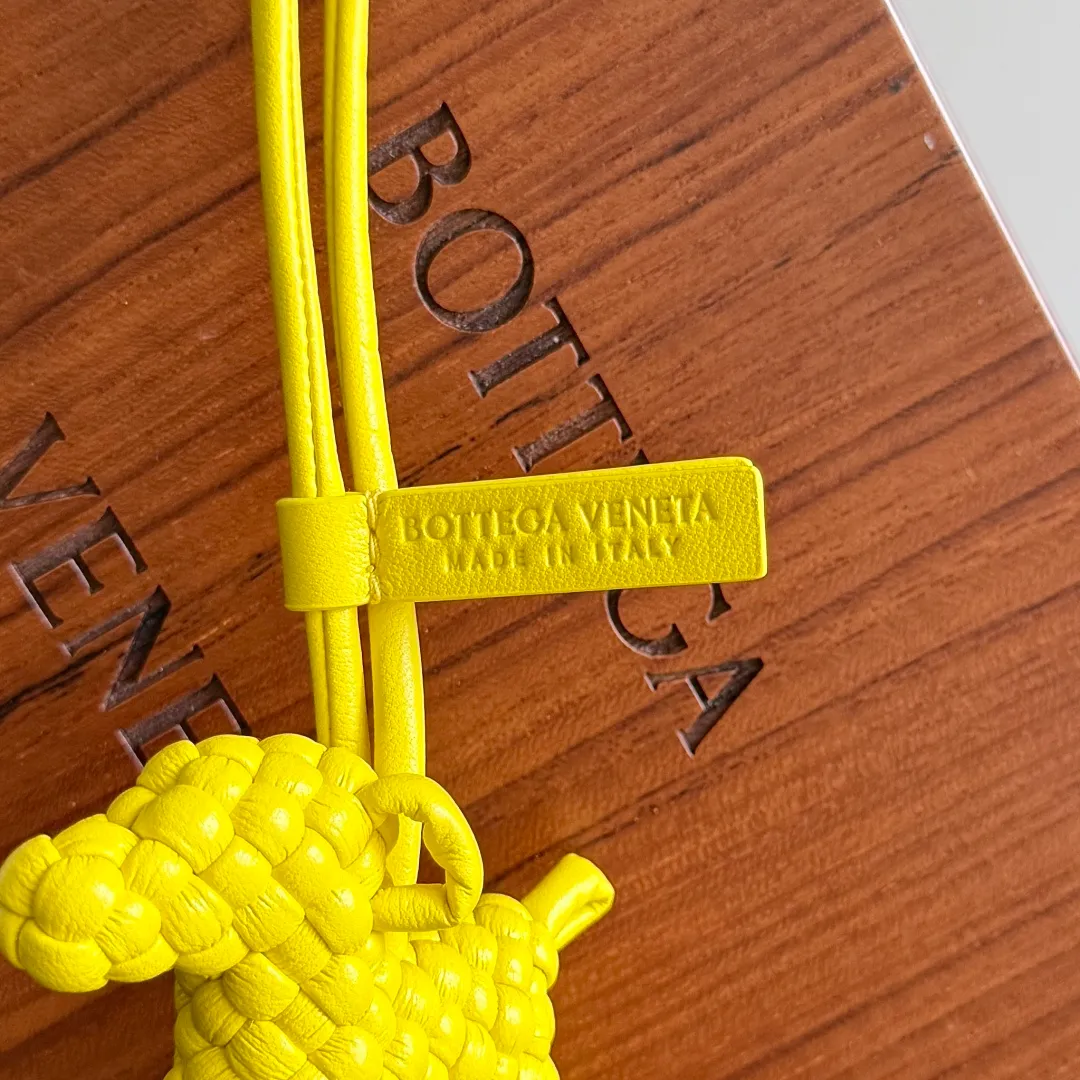 Batch 540 BOTTEGA VENETA2025 new puppy🐕 style pendant Braided puppy is online😎 Leather braided puppy style pendant can be hung on any handbag, and it is as cute, delicate and colorful as it matches with a bag. Cute and cute, it will touch your heart at any time. It can be hung on bags or keychains. Who can resist such a cute puppy? Style number: 807068